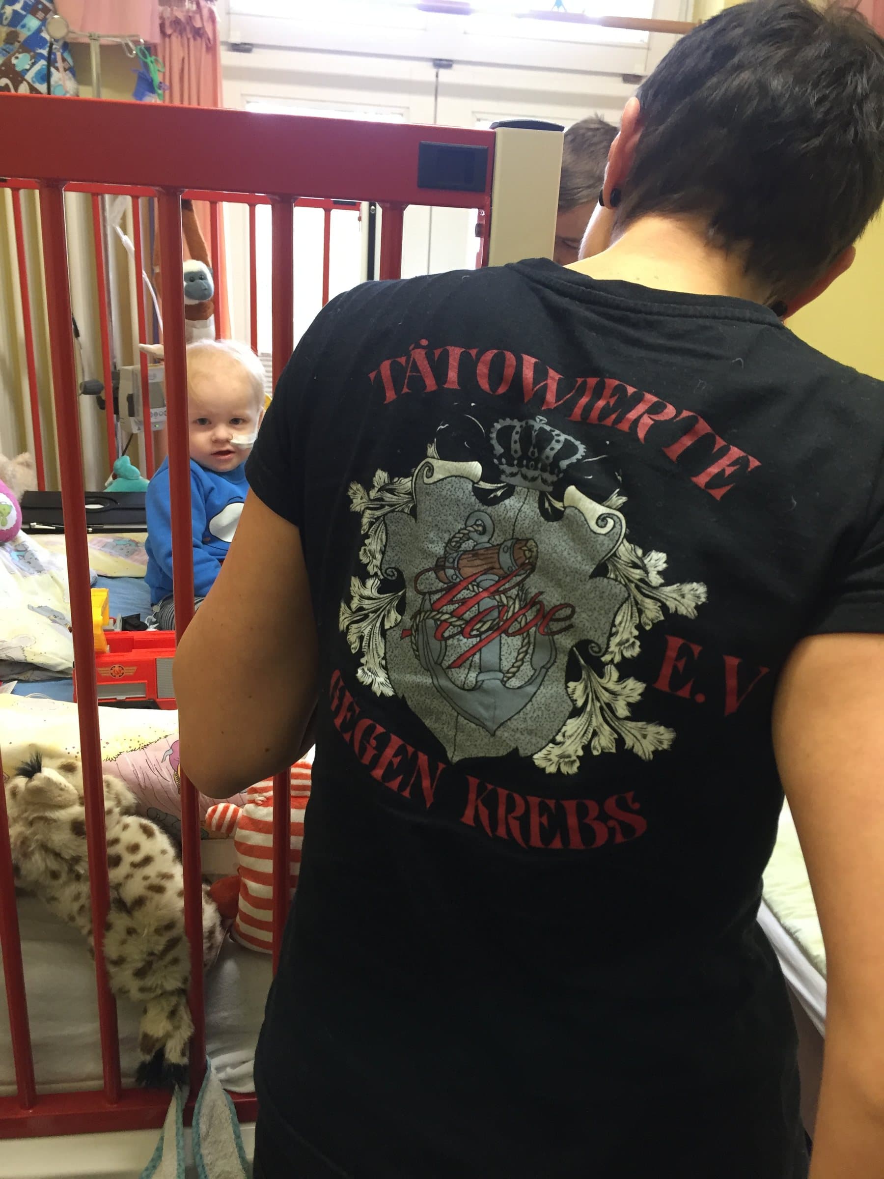 Vereinsmitglieder besuchen eine Familie mit ihrem Kind im Krankenhaus