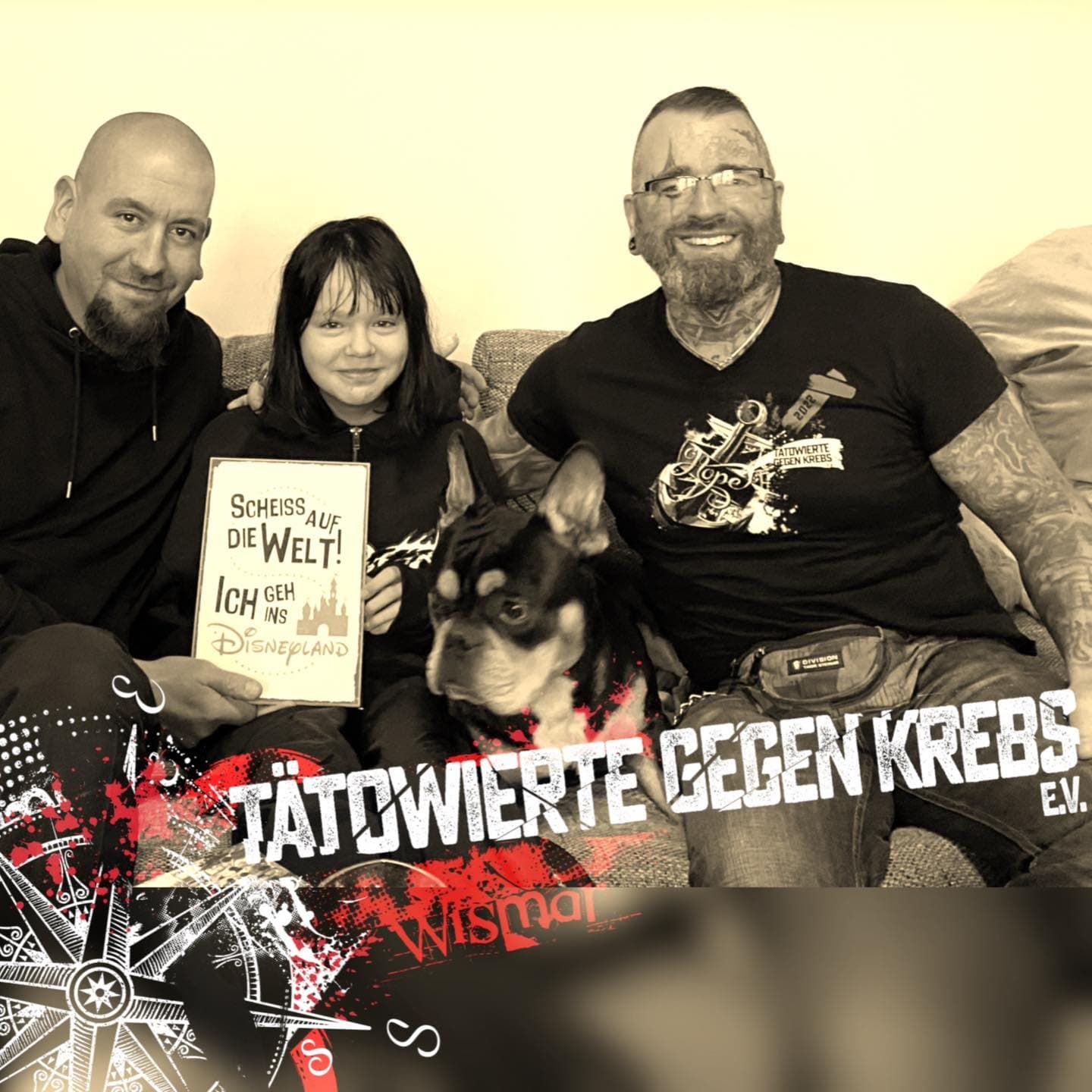 Kind von hinten im Tätowierte-gegen-Krebs-Shirt mit Vereinswappen